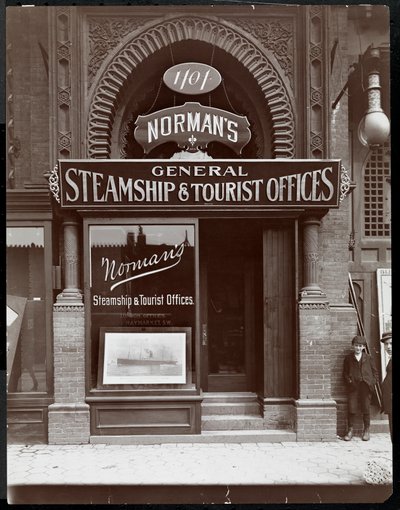 1890-1910年、ニューヨーク、39th Street近くの1404 Broadwayにあるノーマンの汽船および観光局の入り口（銀ゼラチンプリント） 作： Byron Company